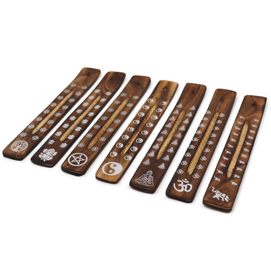 Este soporte de incienso, elaborado artesanalmente en la región de Saharanpur, India.