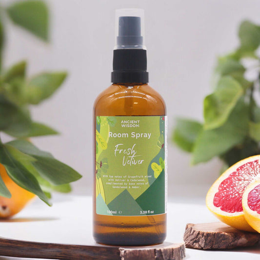 Fragancia Cítrica, Terrosa y Refrescante.
Spray ambientador Vetiver Fresco de 100 ml, con un perfil aromático en capas: notas cítricas de pomelo y cáscara de Citrus aurantium, un corazón terroso de vetiver y cedro, y una base profunda de pachulí. Ideal para refrescar y equilibrar cualquier ambiente con un aroma natural y sofisticado.
