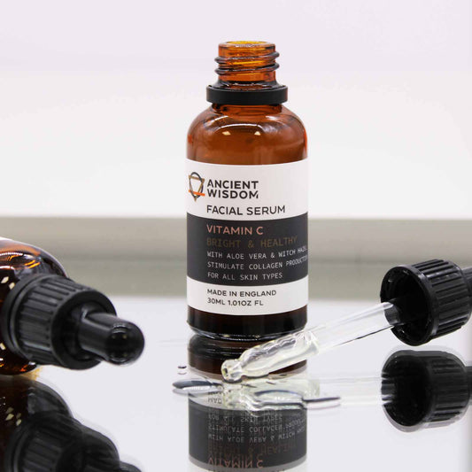 el serum facial de vitamina c 30 ml es un tratamiento antioxidante ideal para iluminar la piel, unificar el tono y combatir los signos del envejecimiento. su fórmula ligera ayuda a estimular la producción de colágeno y protege la piel frente al daño ambiental.
Apto para todo tipo de piel, incluso sensibles.
Úsalo a diario para una piel más radiante, firme y revitalizada.
